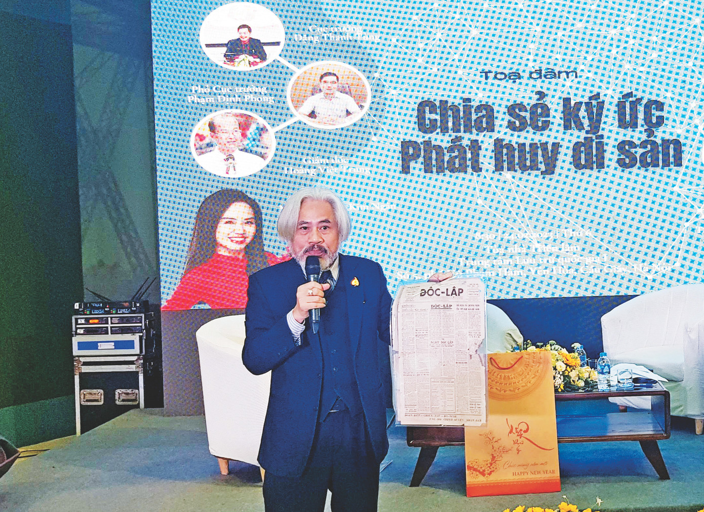 Ông Nguyễn Phi Dũng giới thiệu tờ báo Độc Lập tại cuộc tọa đàm “Chia sẻ ký ức, phát huy giá trị di sản”. Ảnh: Kiên Nghĩa.