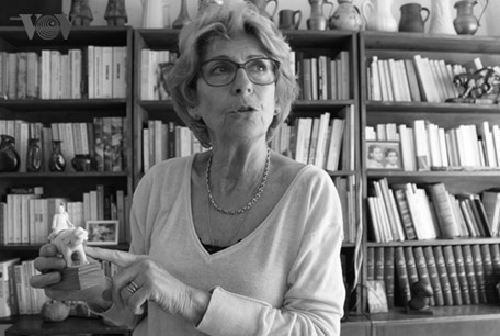 Bà Elizabeth giới thiệu quà của Bác Hồ gửi tặng