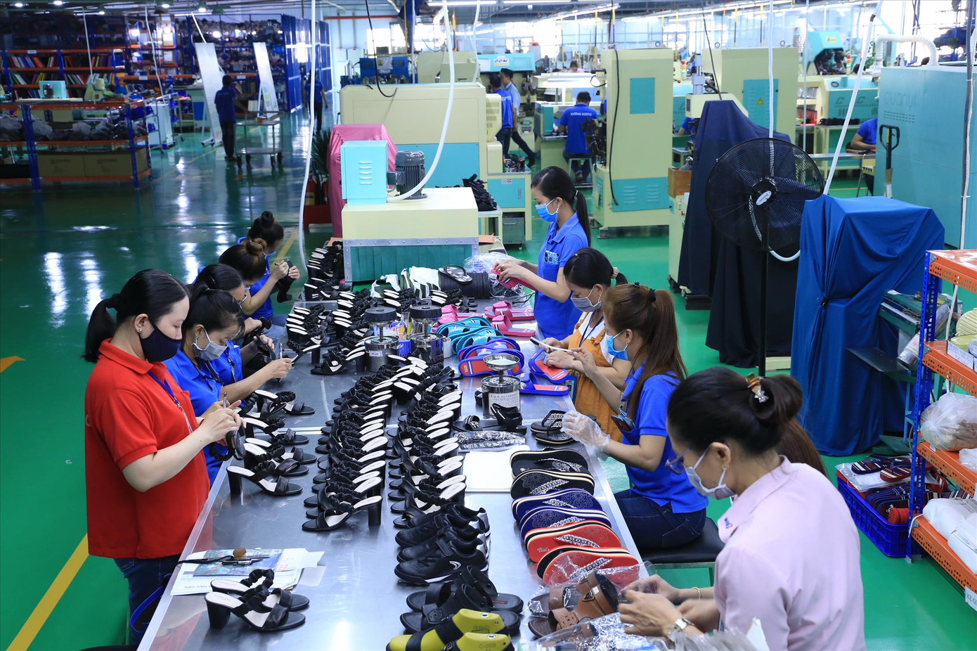 Nhiều DN trong nước chật vật khi hàng giá rẻ từ bên ngoài tràn vào Việt Nam (ảnh tại Công ty Biti’s). Ảnh: U.P.