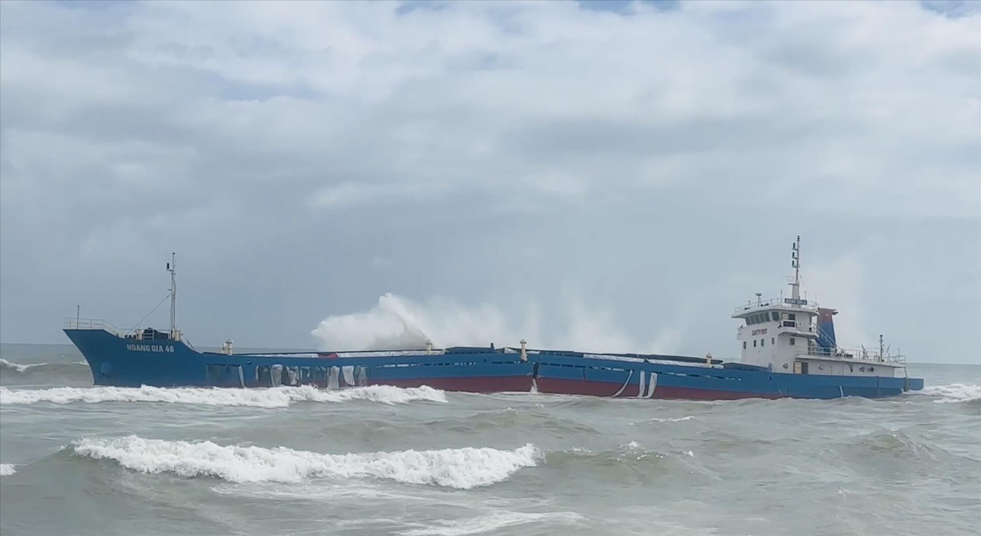 Tàu Hoàng Gia 46 va vào đá ngầm bị gãy đôi, nguy cơ tràn 8.000 lít dầu DO Tàu Hoàng Gia 46 va vào đá ngầm bị gãy đôi, nguy cơ tràn 8.000 lít dầu DO