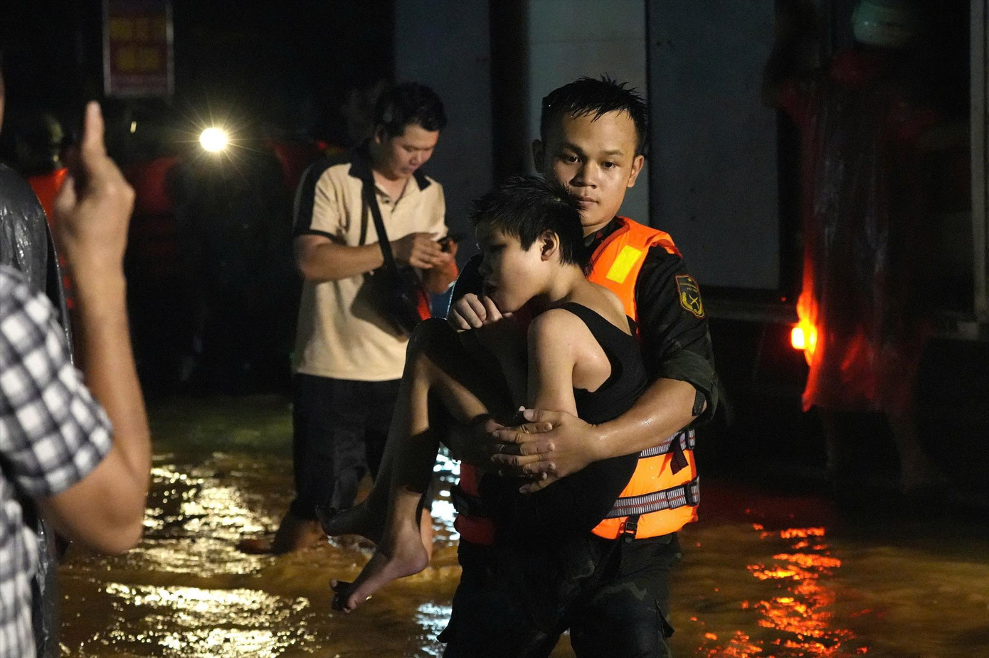 Lực lượng chức năng cứu trợ, đưa người dân thoát khỏi vùng ngập lụt ở thành phố Thái Nguyên. Ảnh: Hoàng Mạnh Thắng Lực lượng chức năng cứu trợ, đưa người dân thoát khỏi vùng ngập lụt ở thành phố Thái Nguyên. Ảnh: Hoàng Mạnh Thắng
