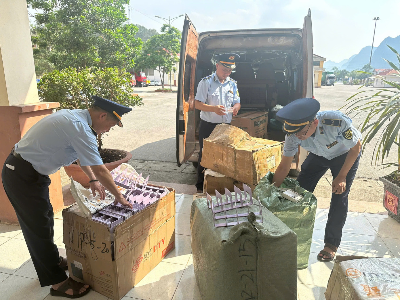 Lực lượng quản lý thị trường kiểm tra hàng hoá trong tháng cao điểm chống hàng giả, nhái Ảnh: QLTT Hà Nội Lực lượng quản lý thị trường kiểm tra hàng hoá trong tháng cao điểm chống hàng giả, nhái Ảnh: QLTT Hà Nội