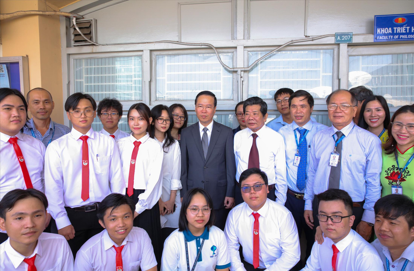 Chủ tịch nước Võ Văn Thưởng chụp ảnh lưu niệm cùng thầy cô và sinh viên nhà trường. Ảnh: ĐH KHXH&amp;NV TPHCM