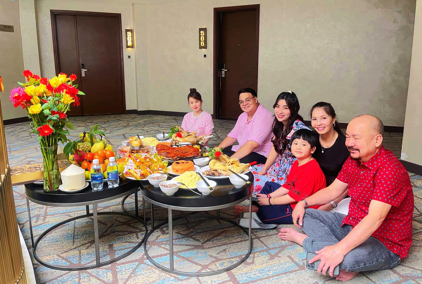 Các nghệ sĩ giỗ Tổ nghề tại căn hộ ở chung cư (Ảnh: Tư liệu nghệ sĩ) Các nghệ sĩ giỗ Tổ nghề tại căn hộ ở chung cư (Ảnh: Tư liệu nghệ sĩ)