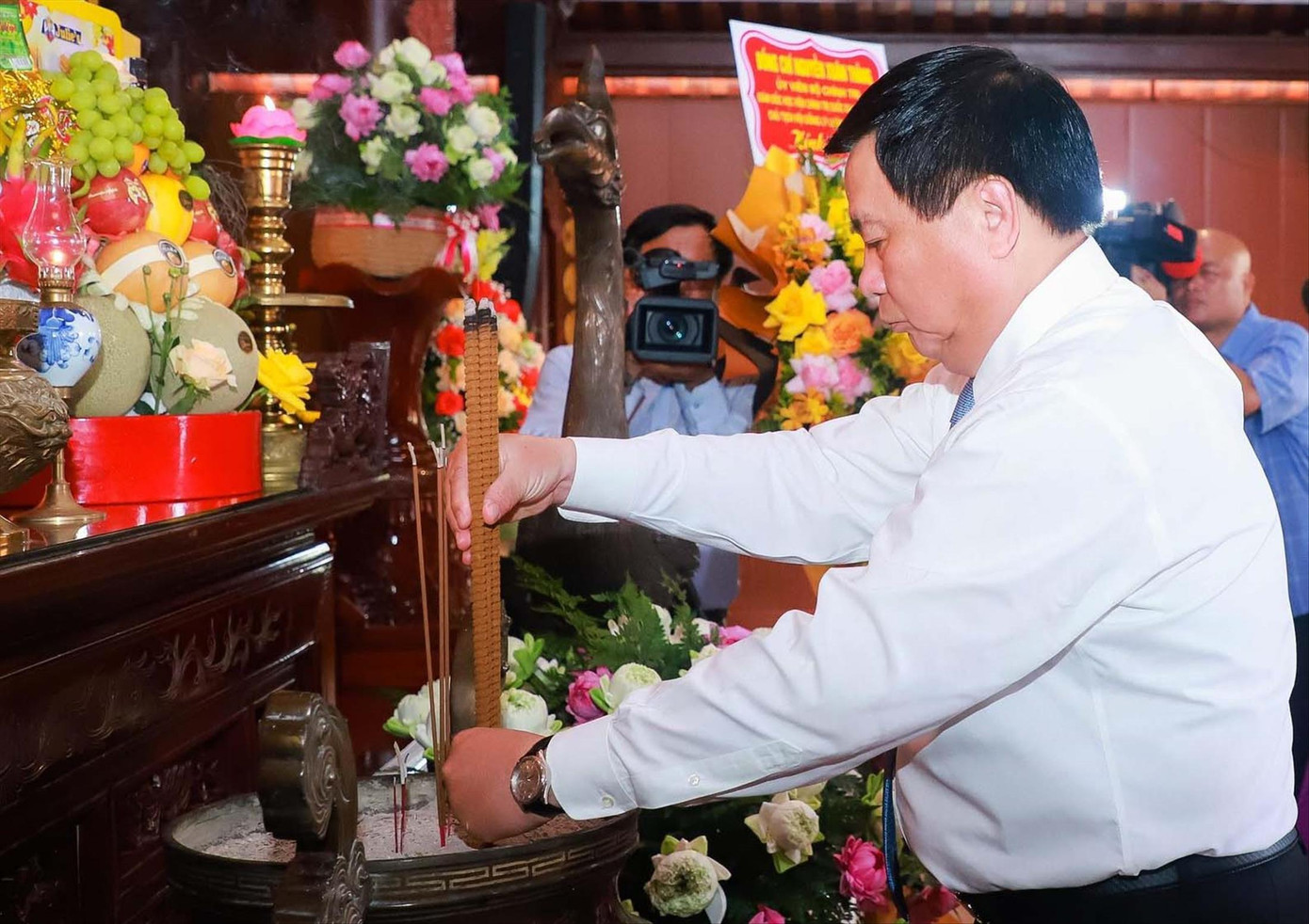 Đồng chí Nguyễn Xuân Thắng dâng hương tưởng niệm Tổng Bí thư Lê Hồng Phong