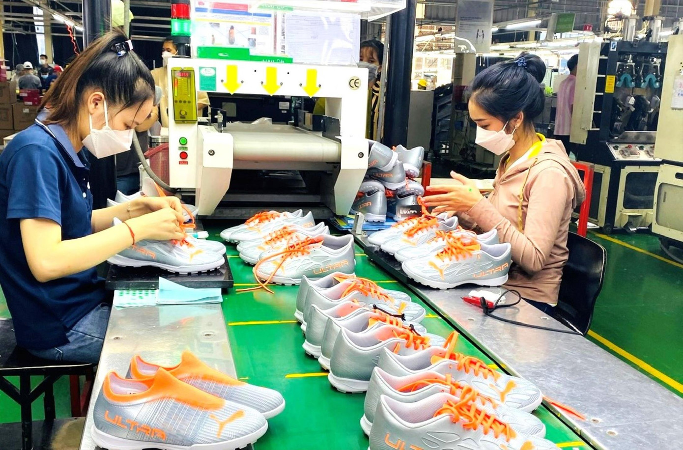 Công nhân sản xuất giày trong nhà máy ở Bình Dương. Ảnh: H.C