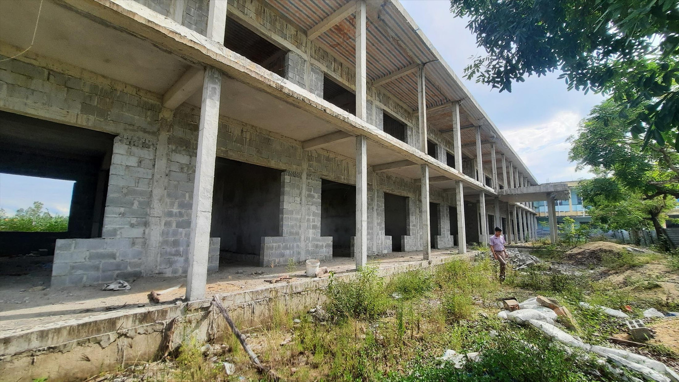 Công trình 4 phòng học và 6 phòng chức năng của Trường THCS Phan Châu Chinh (huyện Thăng Bình, tỉnh Quảng Nam) dở dang do chủ thầu bị bắt Công trình 4 phòng học và 6 phòng chức năng của Trường THCS Phan Châu Chinh (huyện Thăng Bình, tỉnh Quảng Nam) dở dang do chủ thầu bị bắt