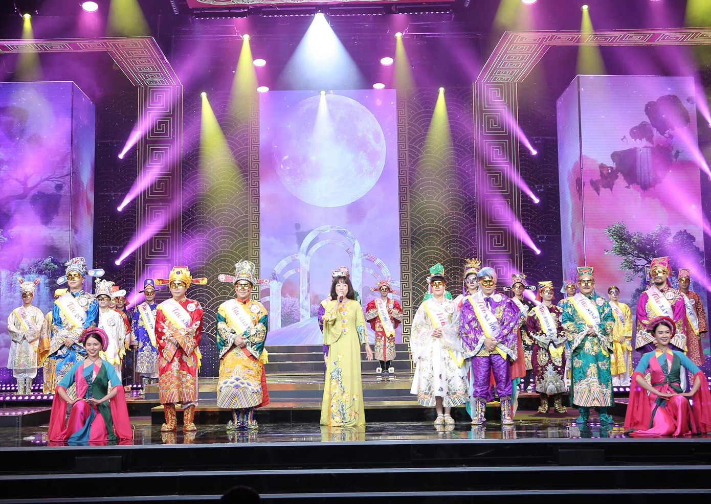 Chương trình kỷ niệm 20 năm quy tụ dàn nghệ sĩ đông đảo. Các tiết mục văn nghệ đặc sắc của Táo quân 2023 Chương trình kỷ niệm 20 năm quy tụ dàn nghệ sĩ đông đảo. Các tiết mục văn nghệ đặc sắc của Táo quân 2023