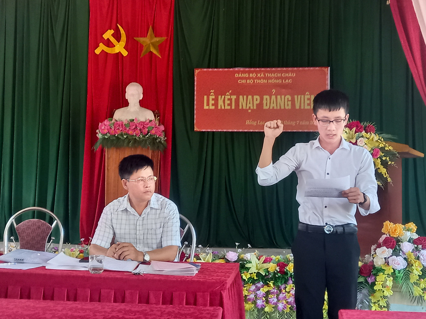 Lễ kết nạp Đảng viên tại Chi bộ thôn Hồng Lạc, xã Thạch Châu, huyện Lộc Hà.