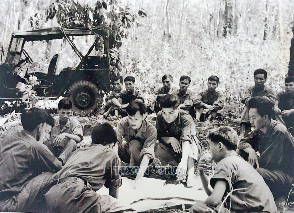 Ban chỉ huy Trung đoàn 66 đang xem tấm bản đồ do nhà báo Đinh Quang Thành tặng, để nghiên cứu đường đi trong nội thành Sài Gòn và tới Dinh Độc Lập