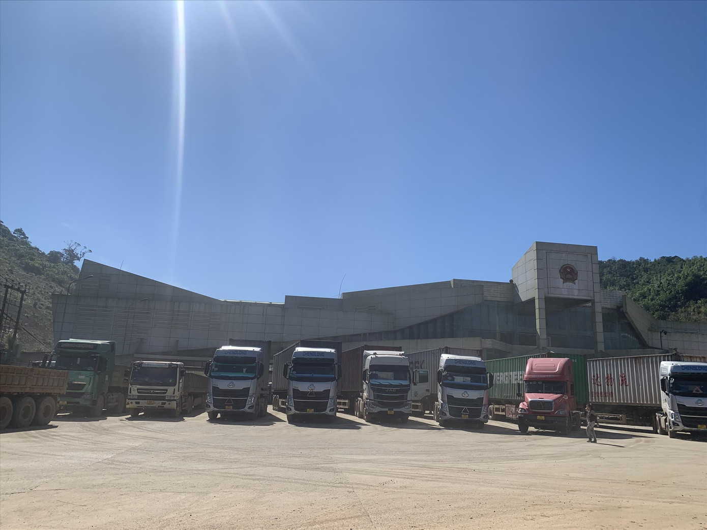 Toàn cảnh Cửa khẩu Cầu Treo tấp nập xe cộ cuối năm