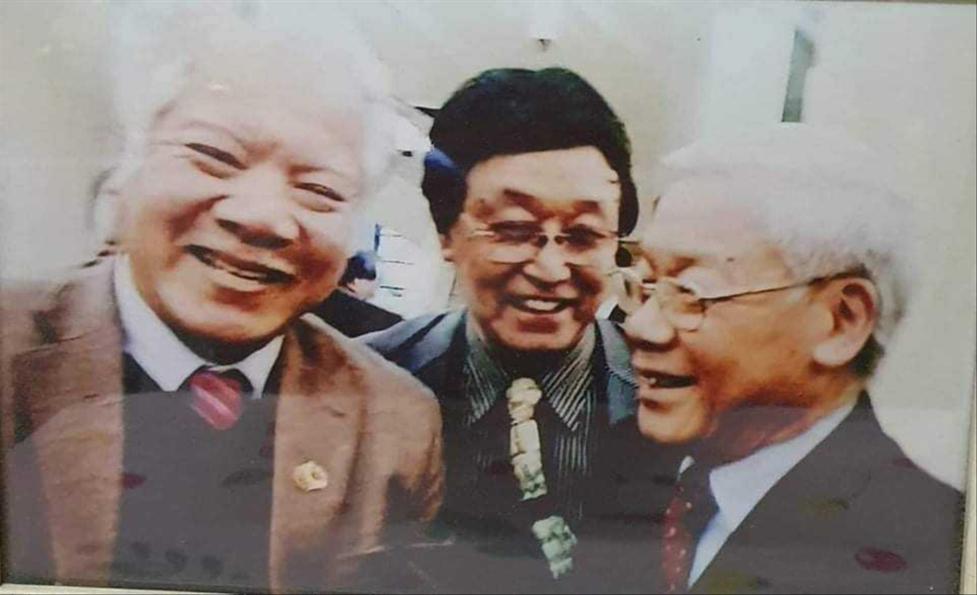 NSND Lê Chức (trái) và Tổng Bí thư Nguyễn Phú Trọng trong buổi gặp mặt trí thức, văn nghệ sĩ tiêu biểu đầu Xuân Mậu Tuất 2018.