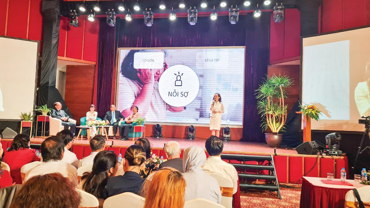 Ngô Thùy Anh giới thiệu về ứng dụng HASU đến với người cao tuổi