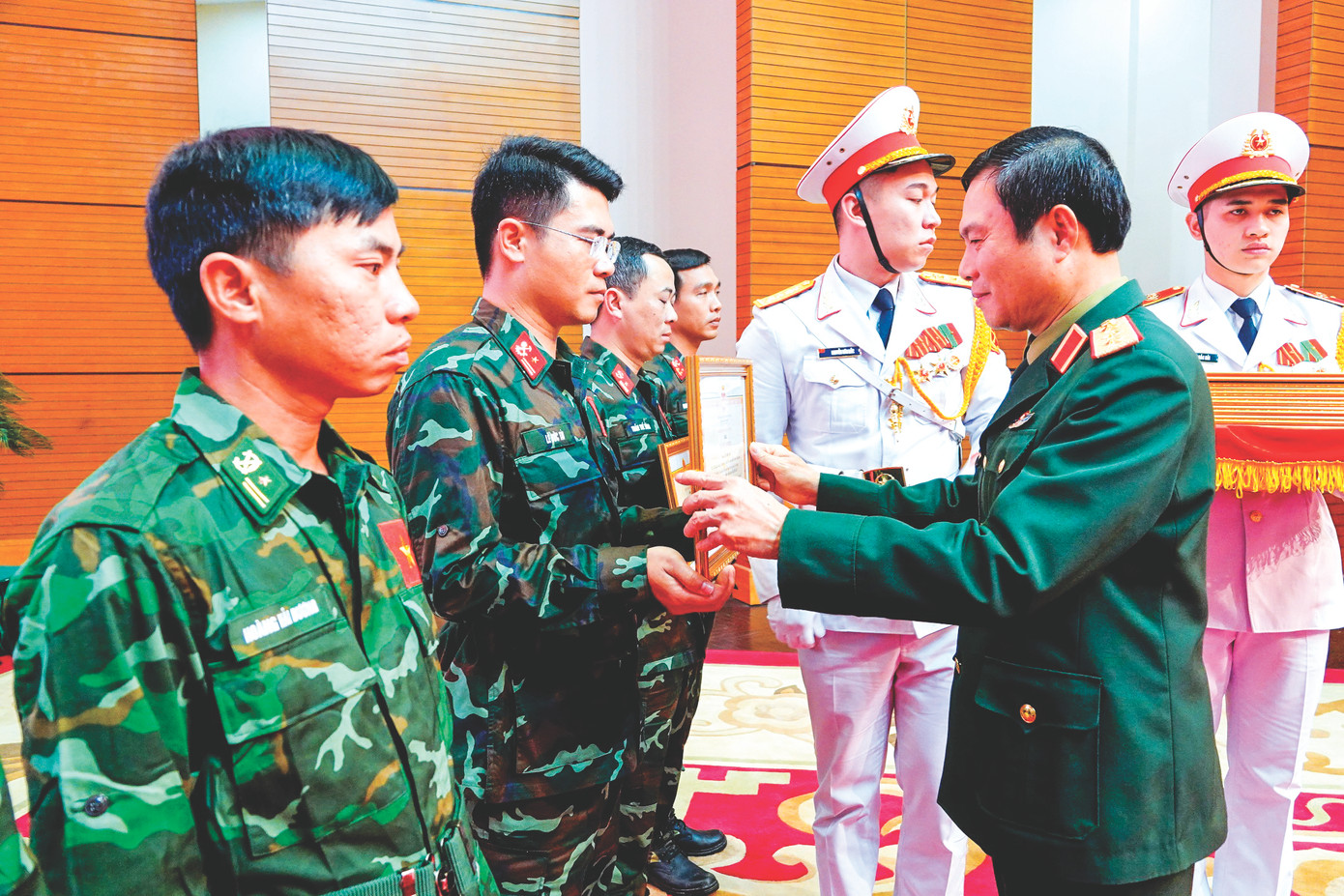 Tổng Tham mưu trưởng Nguyễn Tân Cương trao Bằng khen của Bộ trưởng Bộ Quốc phòng tặng Thiếu tá Lê Đức Tài và các đồng đội. ẢNH: NGUYỄN MINH