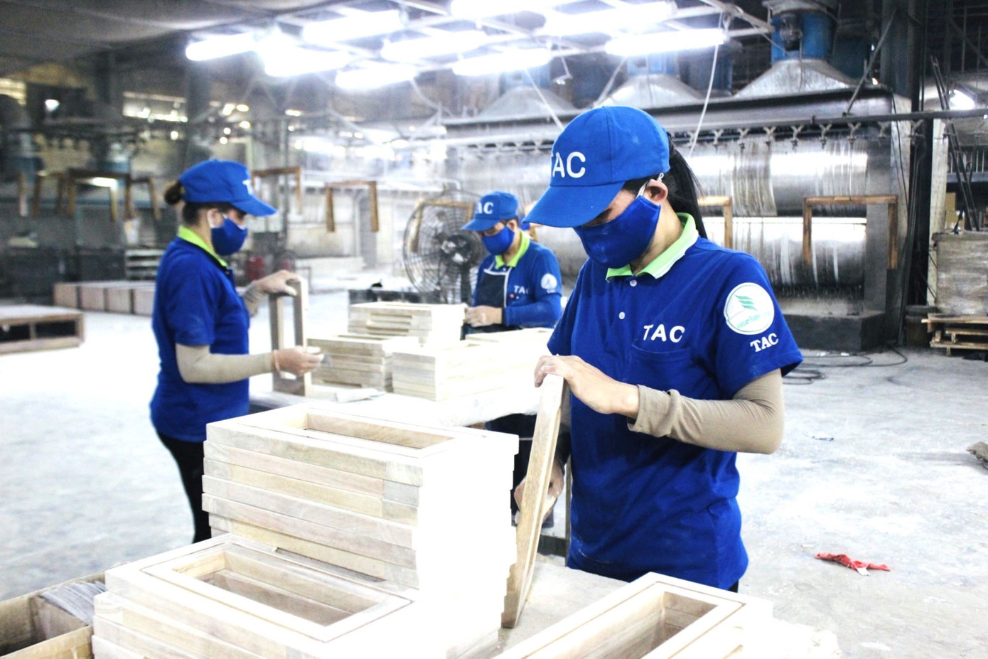 Công nhân sản xuất trong nhà máy Công ty Cổ phần Chế biến gỗ Thuận An. Ảnh: H.C