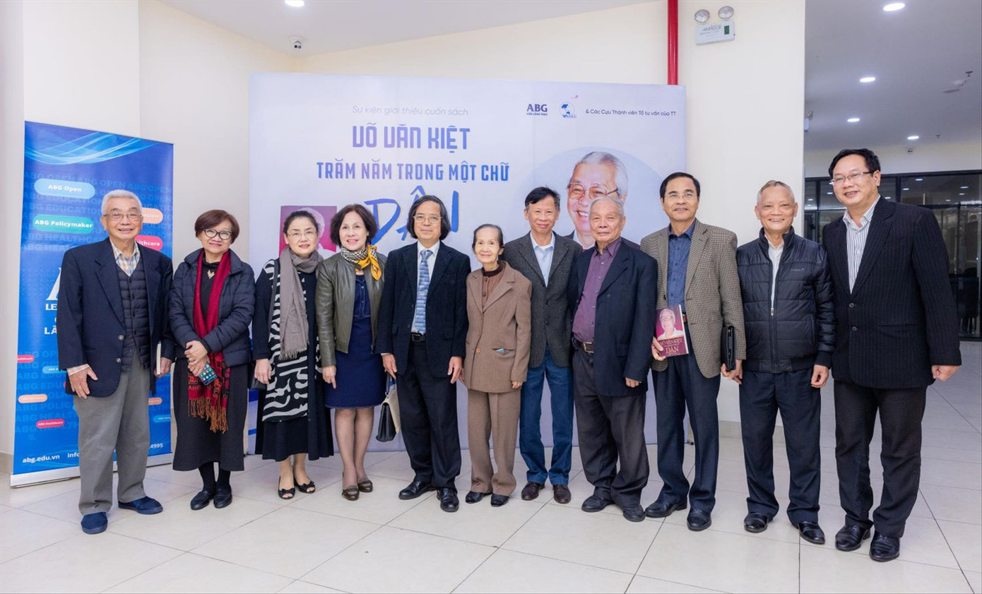 Thành viên Tổ tư vấn và các chuyên gia trong ngày ra mắt cuốn sách “Võ Văn Kiệt - Trăm năm trong một chữ Dân”