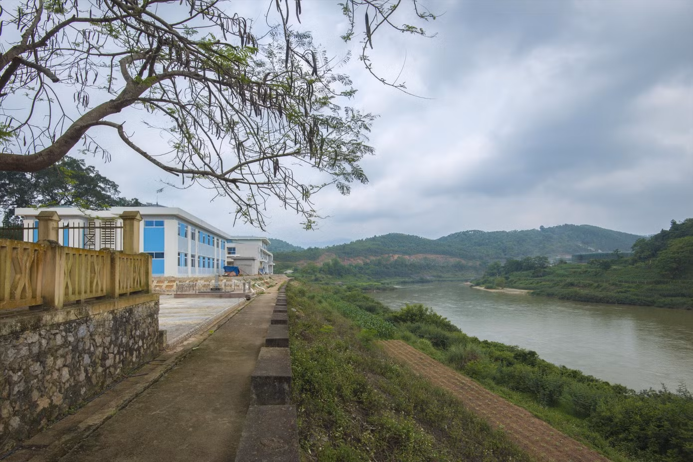 Cửa khẩu Bình Nghi, nơi con sông Kỳ Cùng rời đất Việt. Ảnh: Minh Dân