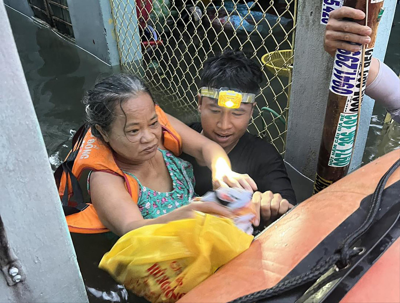 Các thành viên của Đội Xuồng cứu hộ Đà Nẵng dầm nước xuyên đêm để hỗ trợ người dân thoát khỏi nơi ngập, lụt Ảnh: NVCC