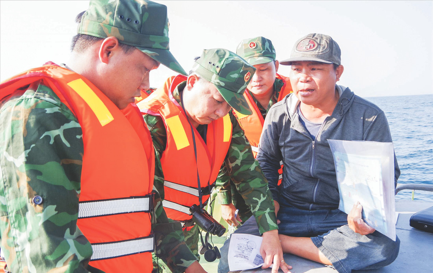 BĐBP tỉnh Bình Định kiểm tra, giám sát tàu cá trên biển. Ảnh: Công Cường