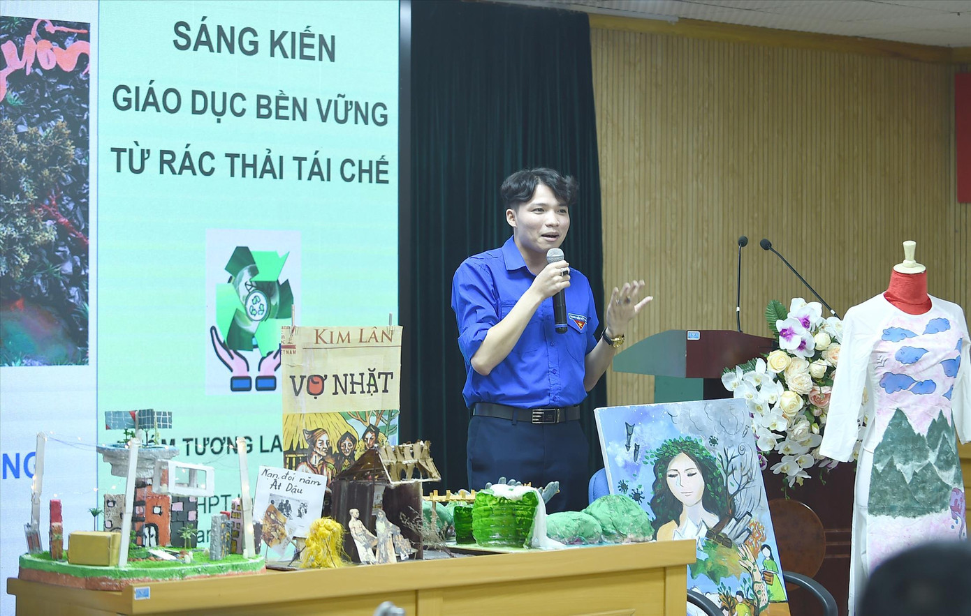 Thầy Nguyễn Hữu Quyết, giáo viên Trường THPT Huỳnh Thúc Kháng (Hà Nội), thuyết trình về “Bảo tàng mini” trong cuộc thi “Thanh niên sáng tạo vì khí hậu” năm 2021. - Ảnh: Xuân Tùng Thầy Nguyễn Hữu Quyết, giáo viên Trường THPT Huỳnh Thúc Kháng (Hà Nội), thuyết trình về “Bảo tàng mini” trong cuộc thi “Thanh niên sáng tạo vì khí hậu” năm 2021. - Ảnh: Xuân Tùng