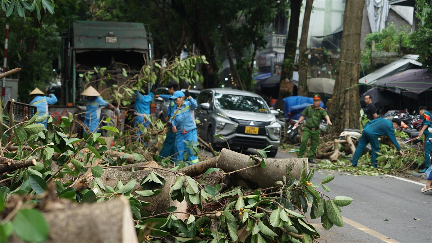 Nhiều đơn vị được huy động dọn dẹp cây xanh gãy đổ trên đường phố Thủ đô. Ảnh: Trần Hoàng Nhiều đơn vị được huy động dọn dẹp cây xanh gãy đổ trên đường phố Thủ đô. Ảnh: Trần Hoàng