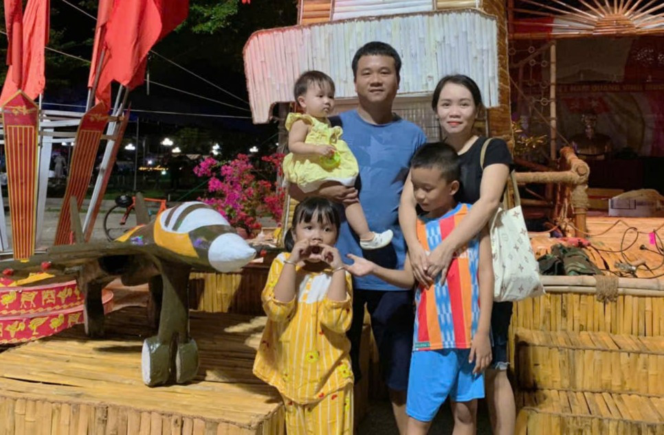 Giây phút cả gia đình Thiếu tá Trần Tấn Vũ bên nhau trong những ngày anh không đi công tác xa nhà.