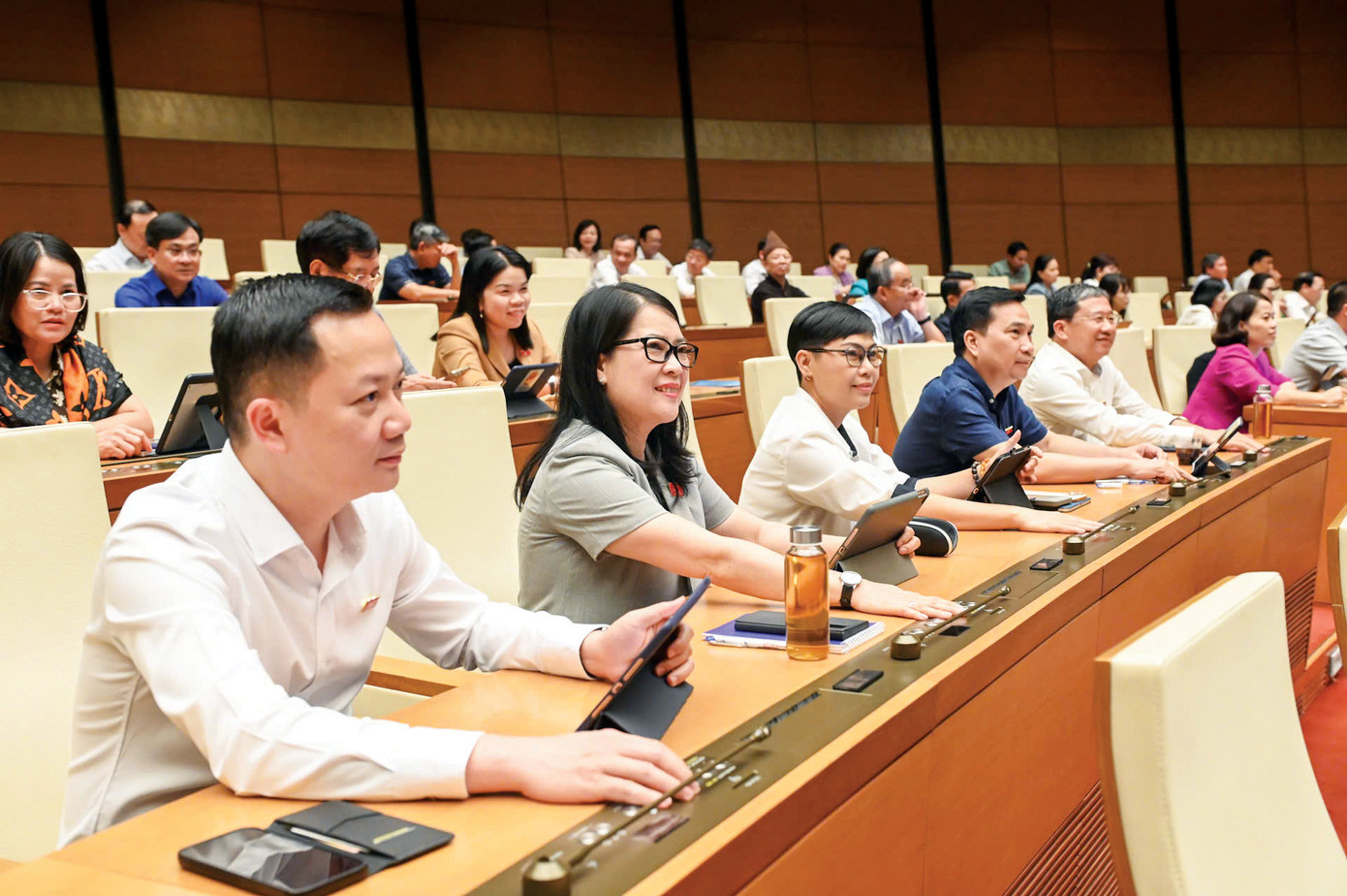 Các đại biểu Quốc hội biểu quyết thông qua các quyết sách quan trọng tại Kỳ họp thứ 9 Các đại biểu Quốc hội biểu quyết thông qua các quyết sách quan trọng tại Kỳ họp thứ 9