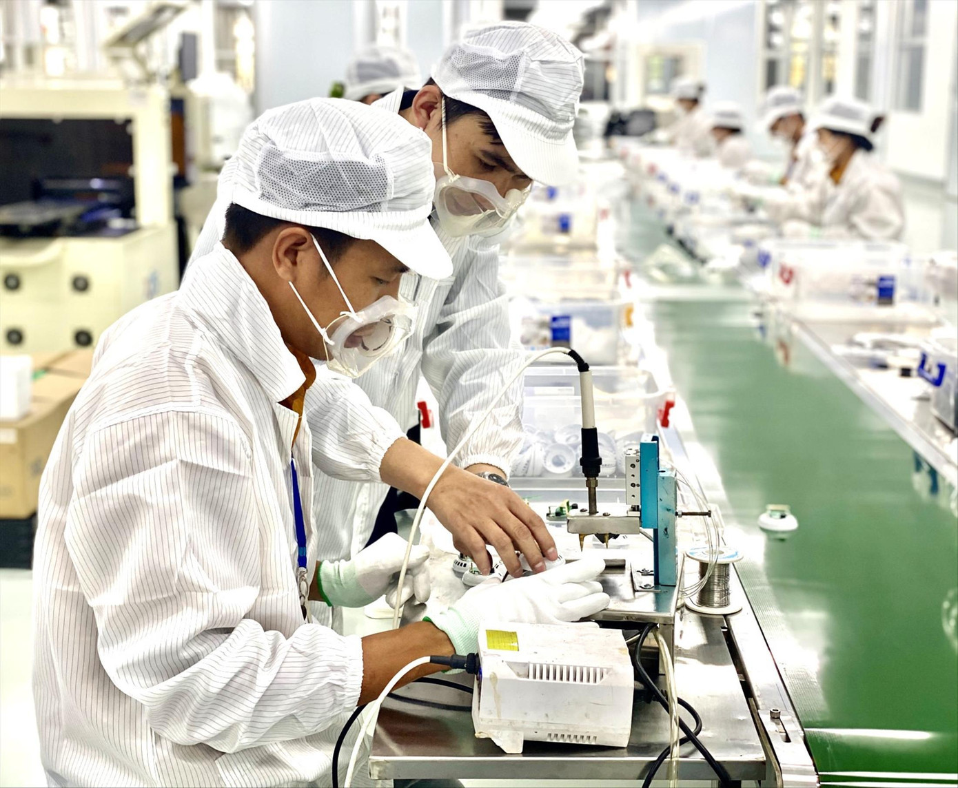 Công nhân sản xuất trong doanh nghiệp ở Bình Dương ảnh: H.C