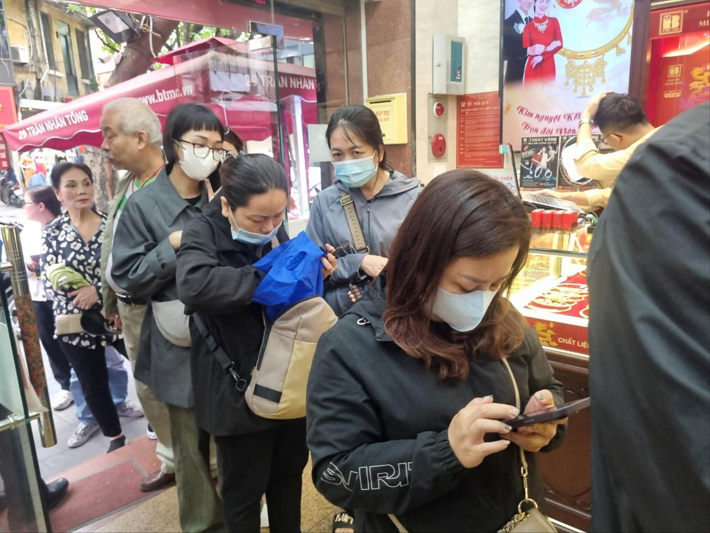 Người dân vẫn xếp hàng mua vàng Ảnh: Ngọc Mai Người dân vẫn xếp hàng mua vàng Ảnh: Ngọc Mai