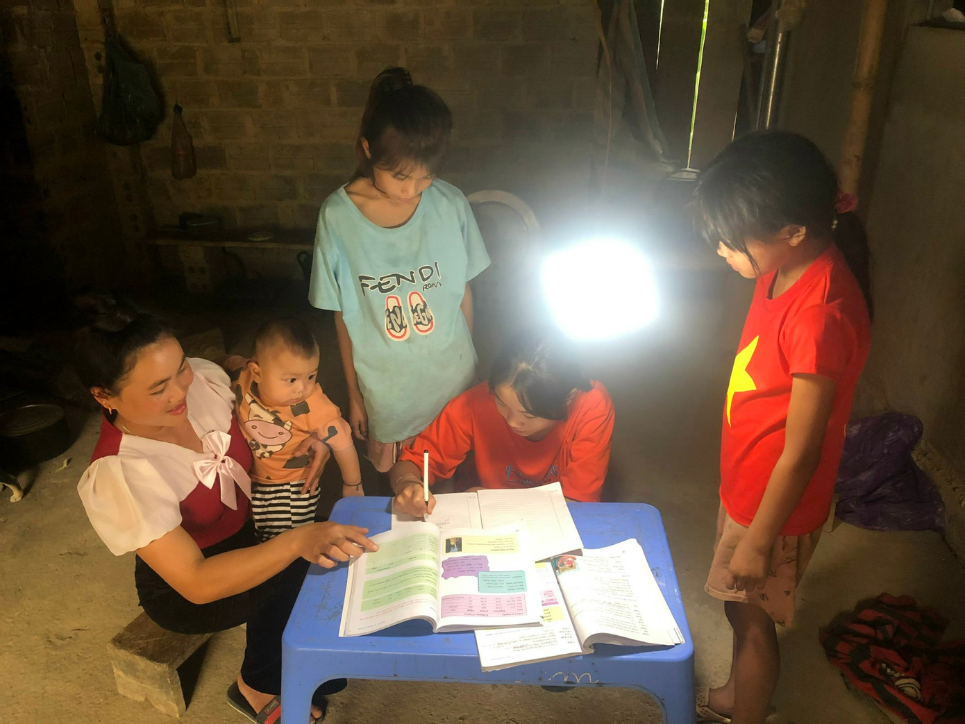 Học sinh được học tập dưới ánh điện sáng