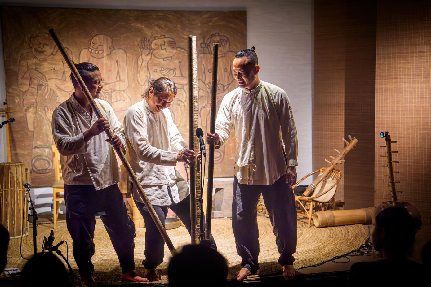 Ba nghệ sĩ Nguyễn Quang Sự, Nguyễn Đức Minh, Đinh Anh Tuấn đang chơi sáo nước