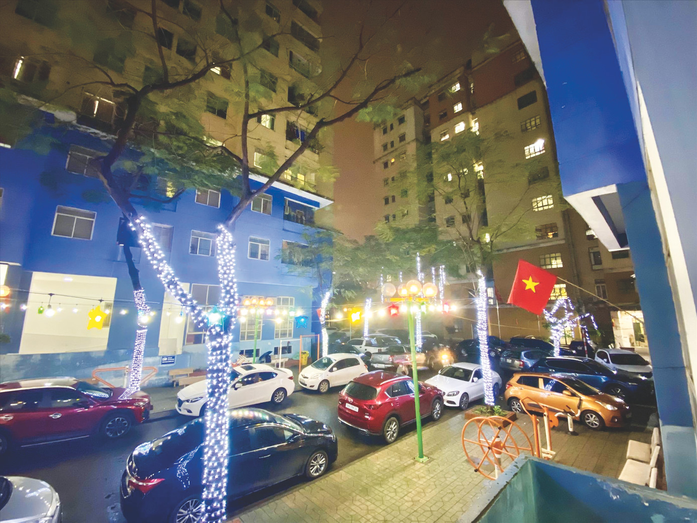 Ô tô đỗ chật kín sân chung cư Linh Đàm vào buổi tối (Ảnh lớn); Thiếu nơi đỗ xe, người dân chung cư New Horizon City - 87 Lĩnh Nam dắt xe lên căn hộ (ảnh nhỏ) Ảnh: Lâm Thùy Dương Ô tô đỗ chật kín sân chung cư Linh Đàm vào buổi tối (Ảnh lớn); Thiếu nơi đỗ xe, người dân chung cư New Horizon City - 87 Lĩnh Nam dắt xe lên căn hộ (ảnh nhỏ) Ảnh: Lâm Thùy Dương