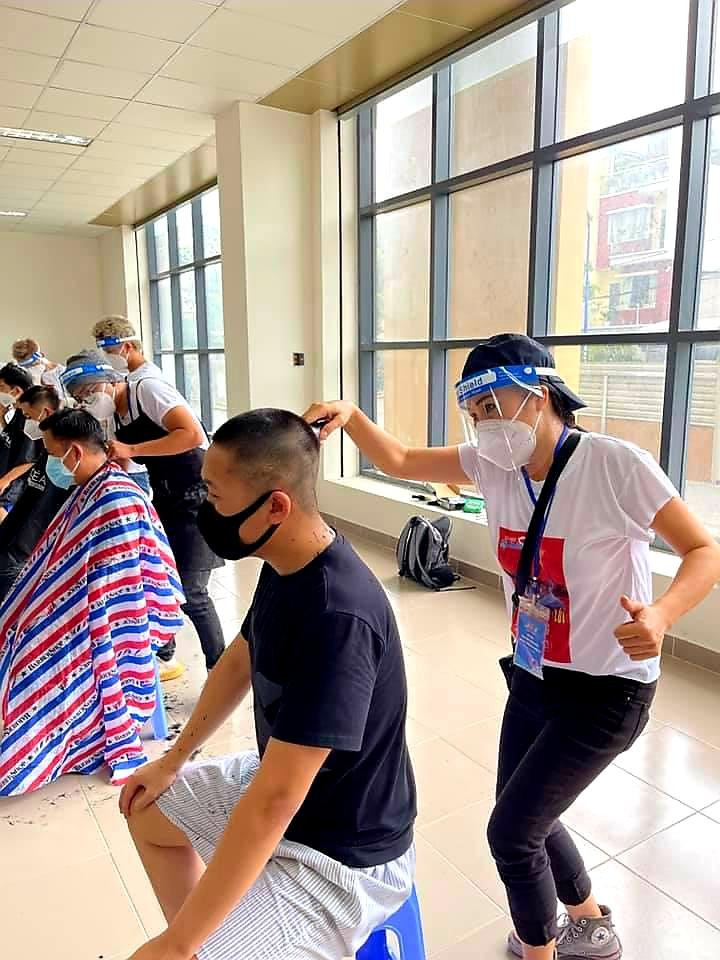 Ca sỹ Phương Thanh cắt tóc tình nguyện tại một bệnh viện dã chiến