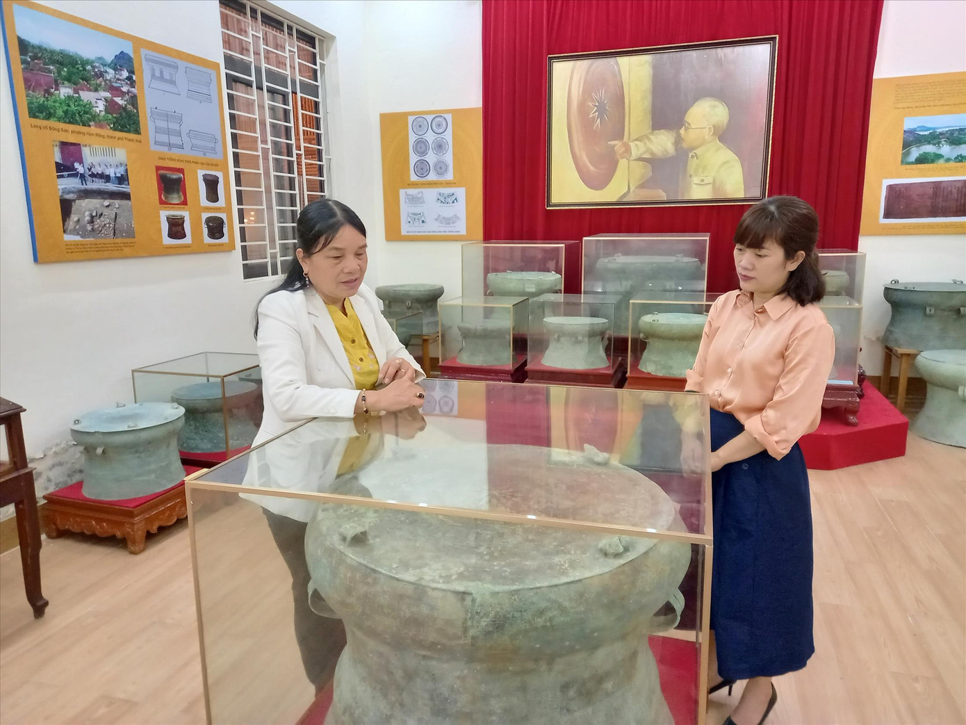 Một số hình ảnh trưng bày trống đồng, hiện vật cổ tại Bảo tàng cổ vật Đông Sơn Một số hình ảnh trưng bày trống đồng, hiện vật cổ tại Bảo tàng cổ vật Đông Sơn