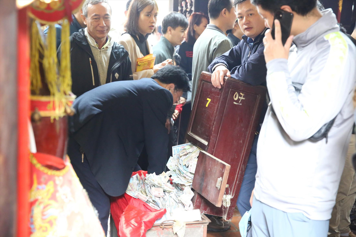 Đại diện ban quản lý di tích thu gom, kiểm đếm tiền công đức Ảnh: Nguyễn Trọng Tài Đại diện ban quản lý di tích thu gom, kiểm đếm tiền công đức Ảnh: Nguyễn Trọng Tài