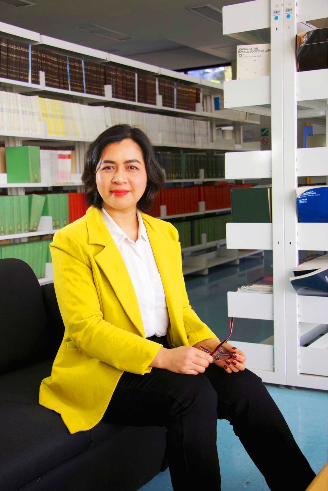 Cô H’Linh tại thư viện trường Đại học