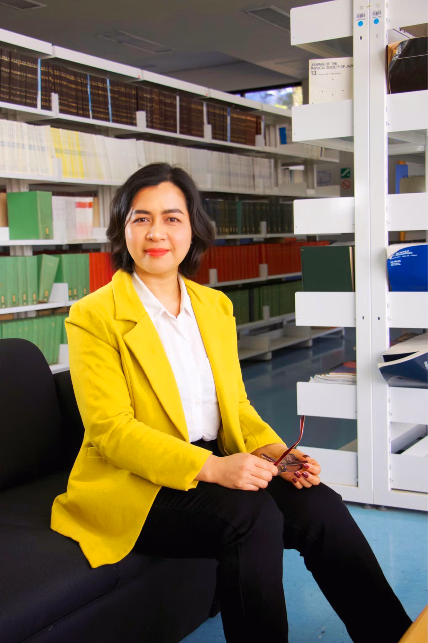 Cô H’Linh tại thư viện trường Đại học