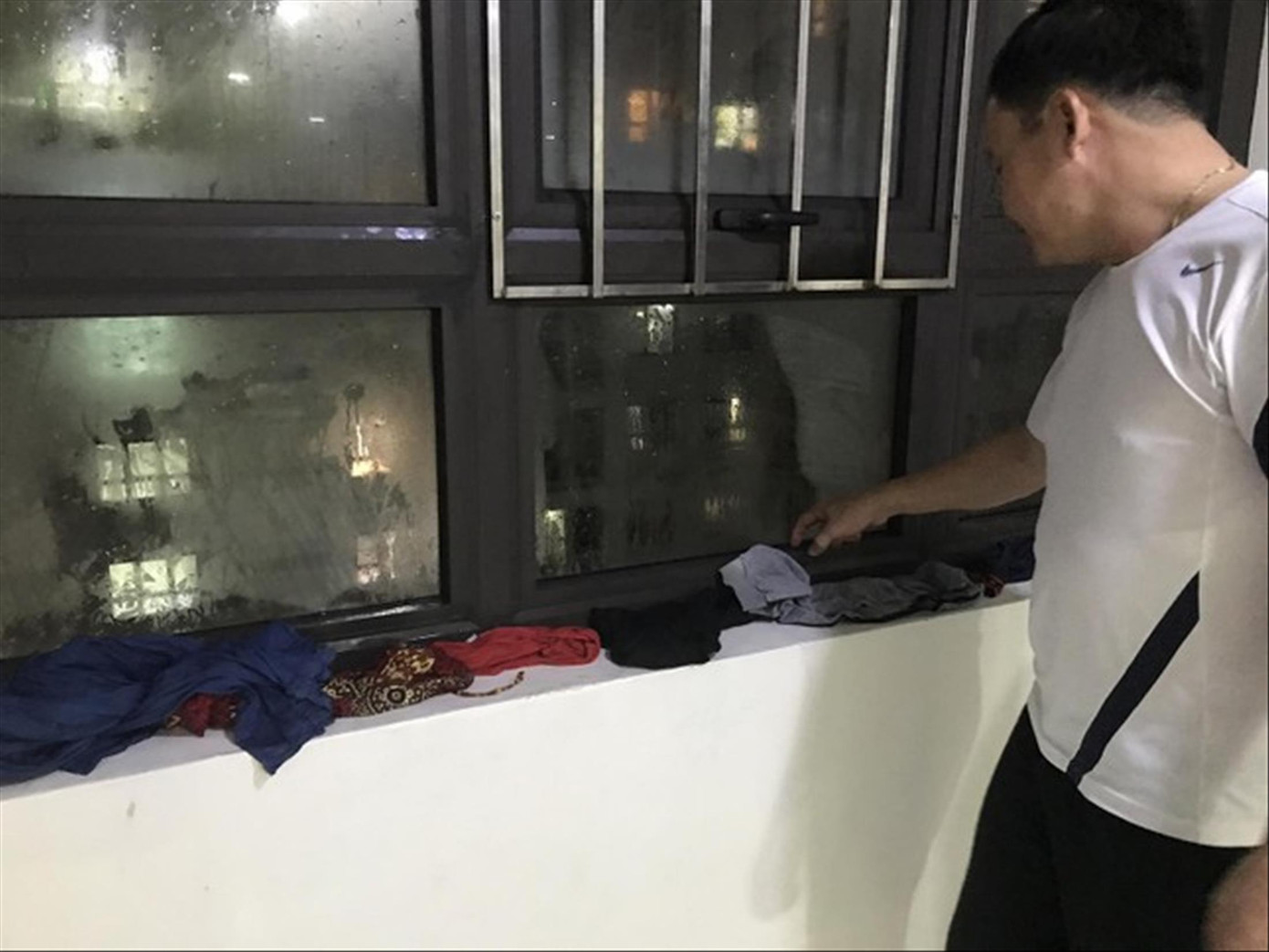 Nhiều căn hộ chung cư bị hắt nước qua kính cửa sổ, ban công trong bão số 3. Ảnh: N.D