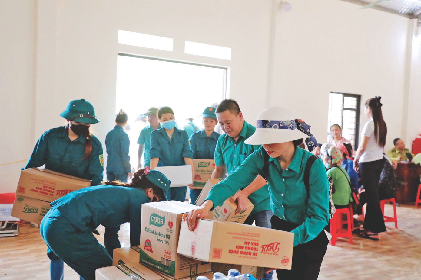 Đội xung kích của Tập đoàn Dabaco vận chuyển hàng hoá vào bếp ăn ở Làng Nủ