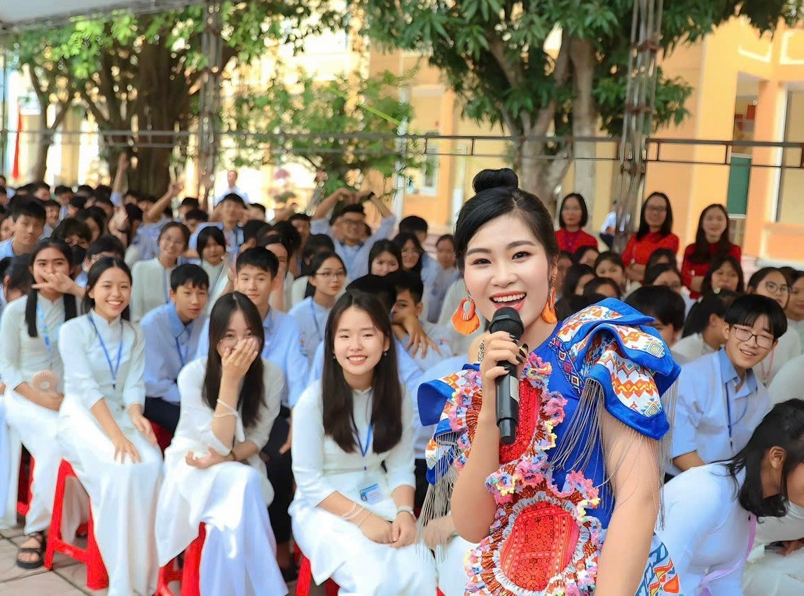 Nghệ sĩ Hà Myo giao lưu với học sinh Trường THPT Nguyễn Duy Trinh (Nghệ An) trong chương trình truyền thông nói không với thuốc lá của báo Tiền Phong. Ảnh: Trọng Tài