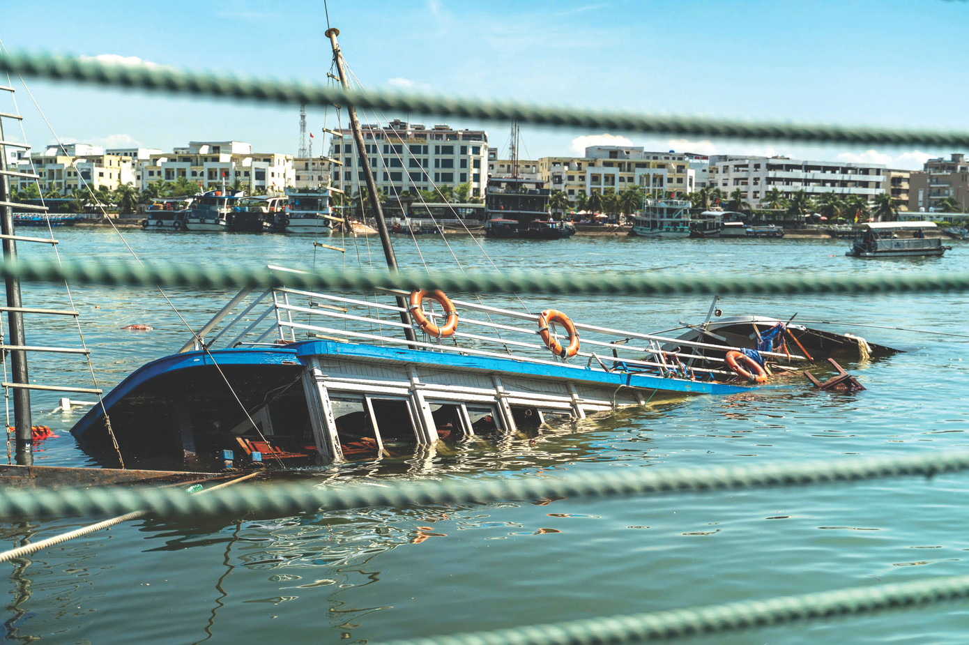 Ngành du lịch bị ảnh hưởng nặng nề từ khách sạn, nhà hàng tới hàng trăm tỷ của nhiều con tàu đang “nằm im” dưới nước chưa được trục vớt