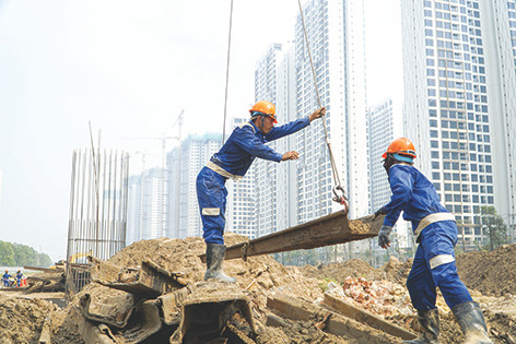 Công nhân thi công đường Vành đai 3 TPHCM Ảnh: HỮU HUY Công nhân thi công đường Vành đai 3 TPHCM Ảnh: HỮU HUY