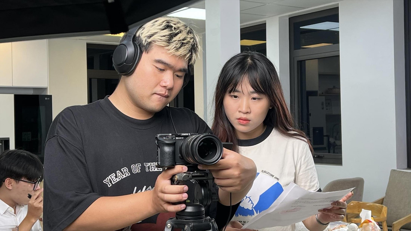 Trợ lý Nguyễn Thuỳ Linh (bên phải) chọn làm công việc này để tạo bước đệm trở thành một TikToker trong tương lai Trợ lý Nguyễn Thuỳ Linh (bên phải) chọn làm công việc này để tạo bước đệm trở thành một TikToker trong tương lai