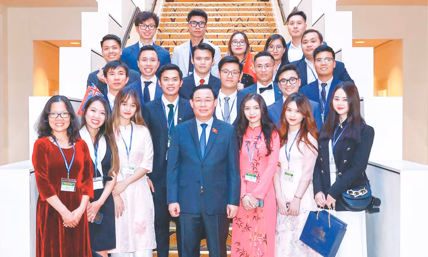 Anh Huỳnh Tấn Đạt (đứng thứ hai từ trái sang của hàng thứ hai) cùng du học sinh tham gia chương trình Chủ tịch Quốc hội Vương Đình Huệ gặp mặt với cộng đồng người Việt Nam tại Australia hồi tháng 12/2022 Ảnh: NVCC