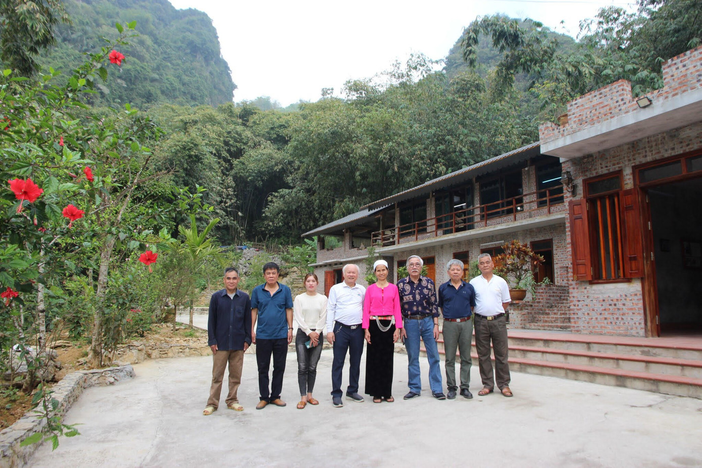 Kỹ sư, luật sư Vũ Đình Thảo (thứ hai từ trái sang) cùng bạn bè, đồng nghiệp và người dân địa phương trước nhà lưu niệm “Đồi thông hai mộ” Kỹ sư, luật sư Vũ Đình Thảo (thứ hai từ trái sang) cùng bạn bè, đồng nghiệp và người dân địa phương trước nhà lưu niệm “Đồi thông hai mộ”