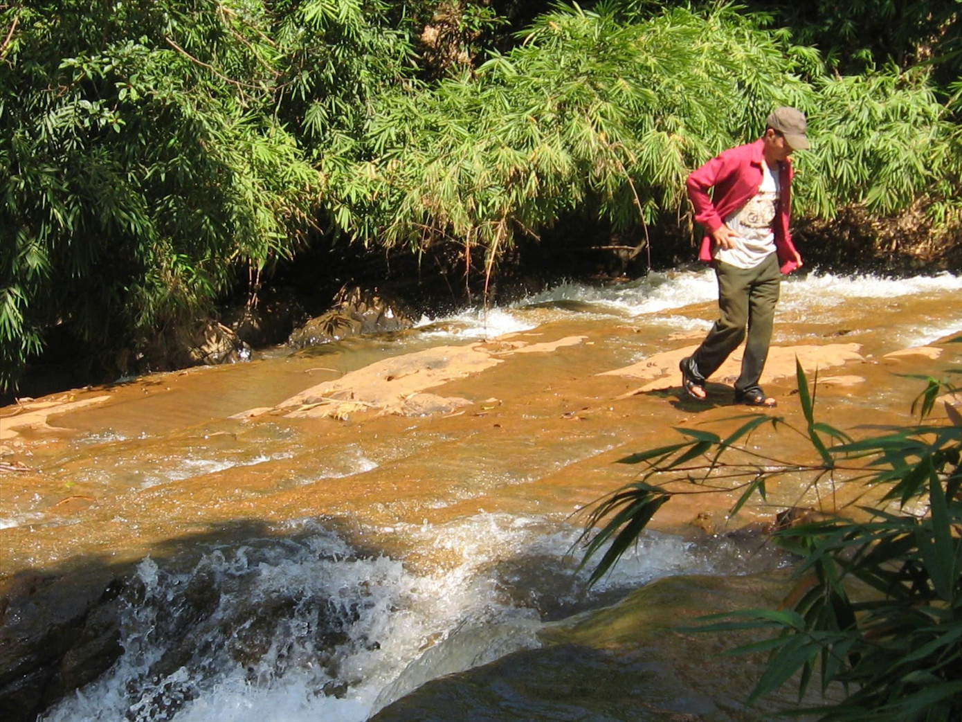 Vào mùa khô, người dân bon Bu Bir thường ra suối Đăk Kar tìm đá kêu. Vào mùa khô, người dân bon Bu Bir thường ra suối Đăk Kar tìm đá kêu.