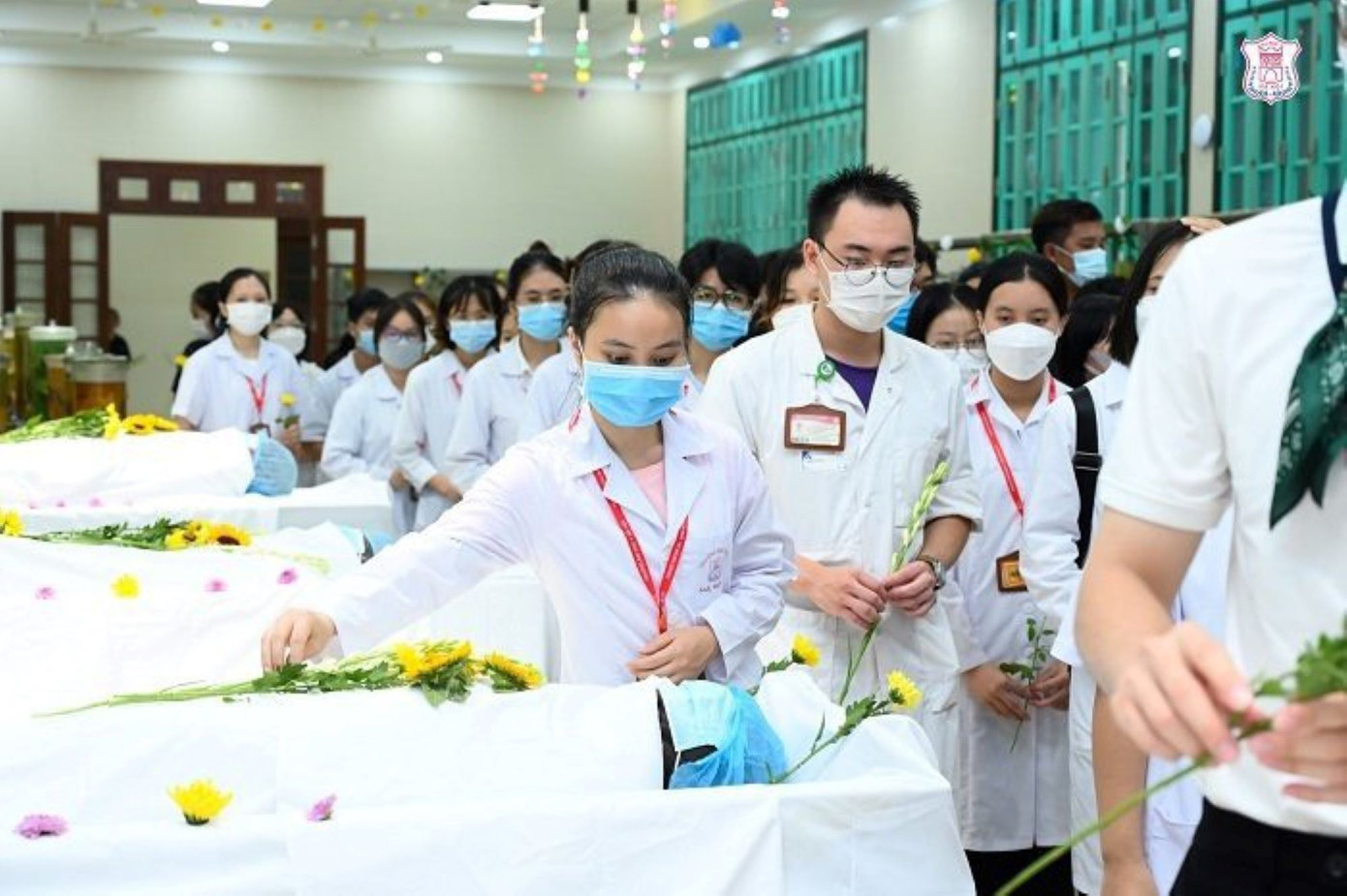 Đặt hoa tưởng niệm những người hiến xác vì y học.