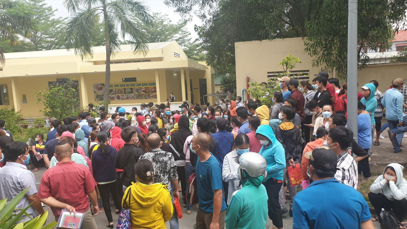 Người lao động chờ đến lượt làm thủ tục nhận tiền bảo hiểm. Ảnh: H.C