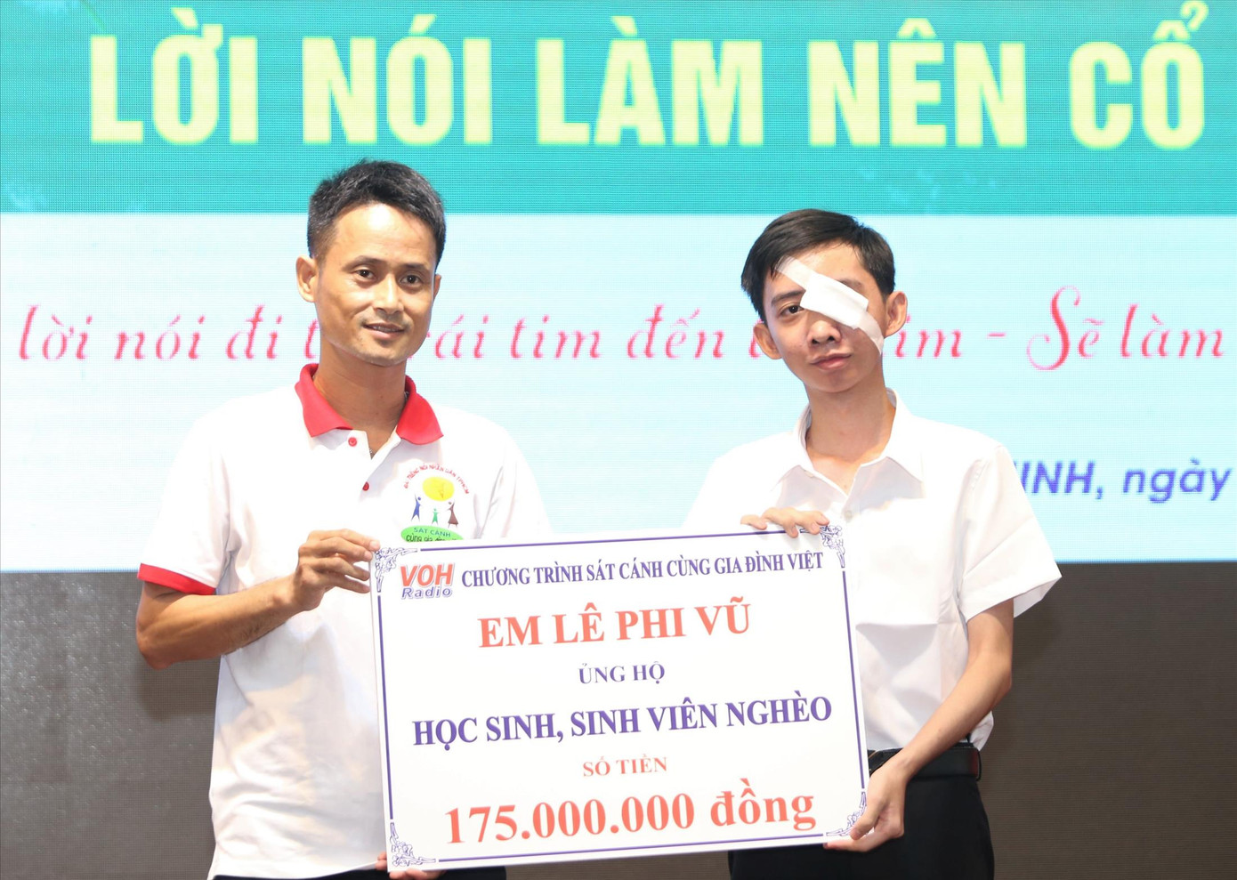 Em Lê Phi Vũ trao 175 triệu đồng ủng hộ học sinh sinh viên nghèo, trích từ hơn 1 tỷ đồng được cộng đồng giúp đỡ phẫu thuật mắt. Ảnh: Ngô Tùng