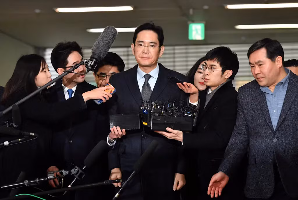 Lee Jae-yong (giữa), Phó Chủ tịch Samsung Electronics đến thẩm vấn về vụ bê bối tham nhũng hạ bệ Tổng thống Hàn Quốc Park Geun-hye, tại văn phòng luật sư ở Seoul ngày 13/2/2017. Ảnh: New York Times